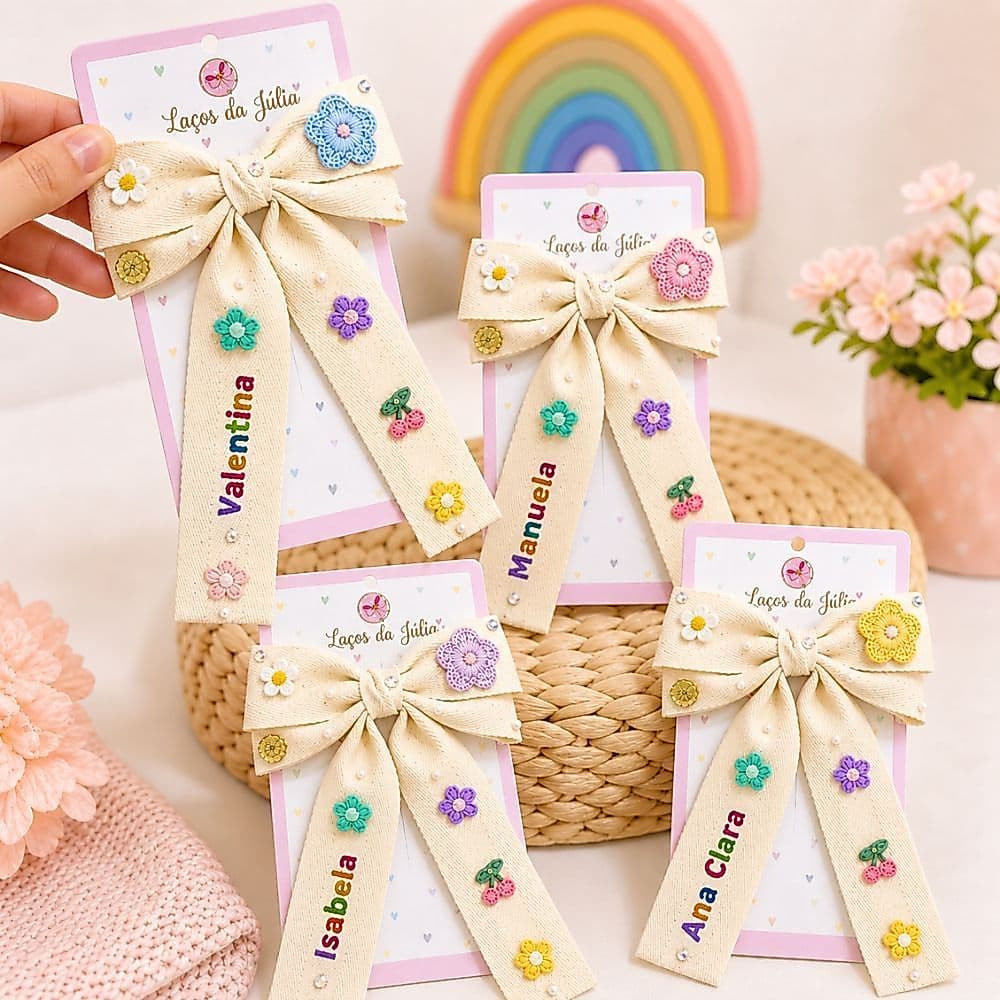 Laço infantil com nome  Laço Infantil Personalizado com Nome Luxo Acessório Menina Feito a Mão com Aplicações Delicadas