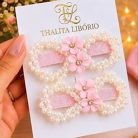 Kit com 2 Presilhas Infantis de Pérolas e Flores Rosas – Bico de Pato Artesanal