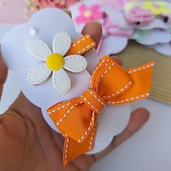 Laço infantil + hair clips florzinha/Duplinha Laço + presilha de florzinha para meninas/ Lacinho segura franjinha