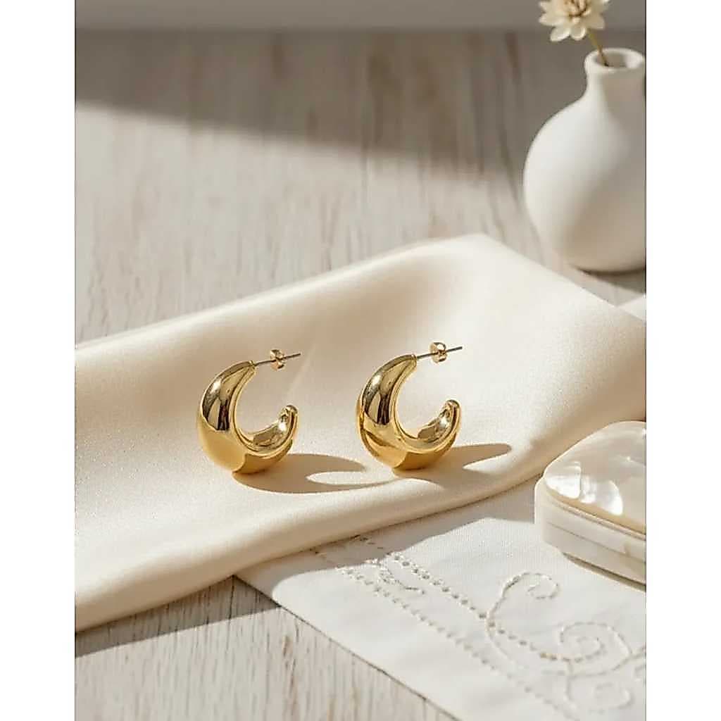 Brinco Elegante Gota Lunar Liso Feminino Folhado Banhado Ouro 18K