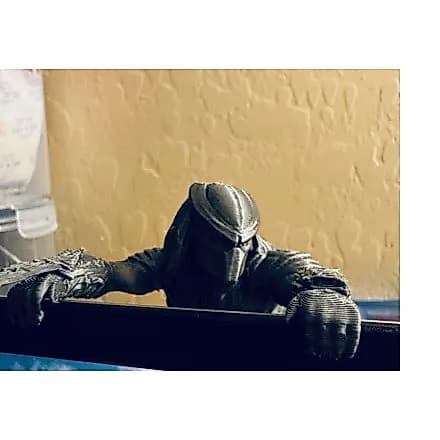 Predador de Monitor – Estátua Decorativa Geek para Setup Gamer
