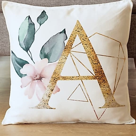 Capa de Almofada Oxford 45x45cm Iniciail Letra Floral Dourada Decoração Sala Quarto