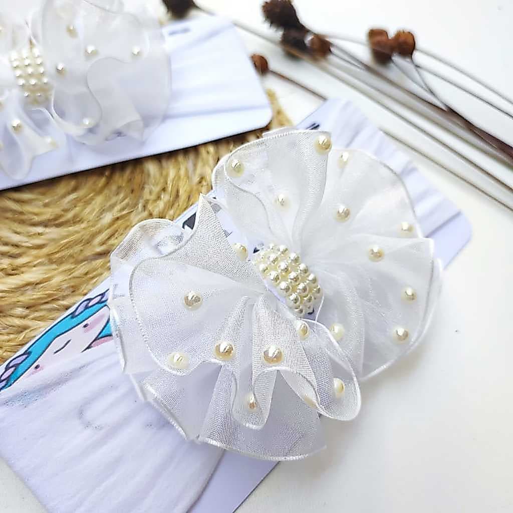 Laço personalizado Suelen branco em organza na faixa de meia larga bordado com perolas PARA BATIZADO