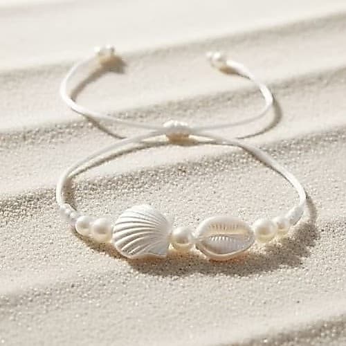 Pulseira tornozeleira branca ajustável conchas pérolas moda praia mar verão 2026