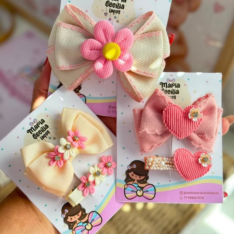 Laços e Faixinhas de Borboleta - Delicados e Estilizados em Rosa com Colorido, Bico de Pato (Par)