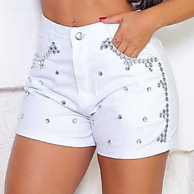 SHORT JEANS BRANCO COM PEDRARIA