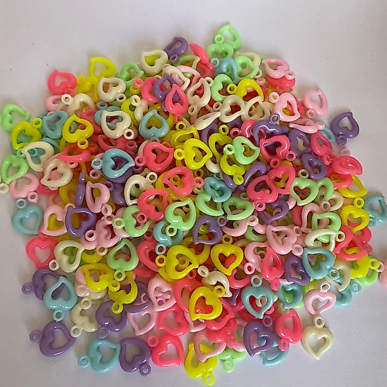 Pingente colorido coração vazado em acrílico 15mm / 50 ou 100 unidades