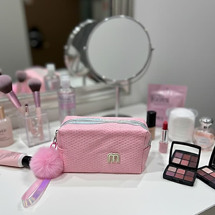 Necessaire Feminina Brilhante com Alça + Chaveiro Pelúcia | Bolsa Multiuso Maquiagem Viagem Presente