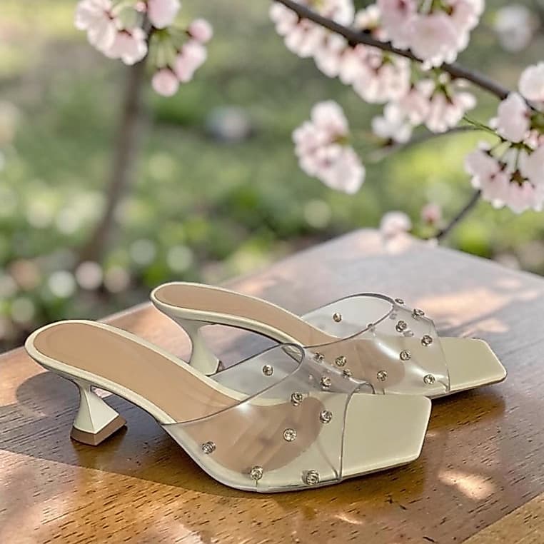 Tamanco Feminino Vinil Transparente com Salto Taça, Aplicações em Strass – Elegância e Glamour