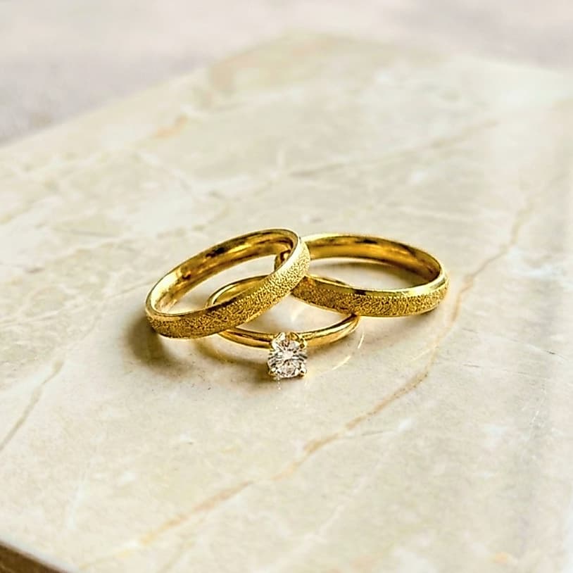 Par de alianças douradas chanfradas diamantadas casamento namoro com gravação