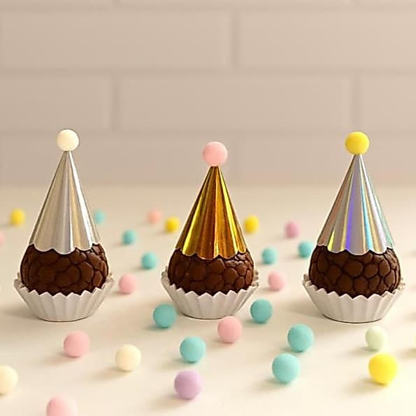 Kit Mini Chapéu para Brigadeiro e Doces Metalizado Decoração Festa de Aniversário com Pompom