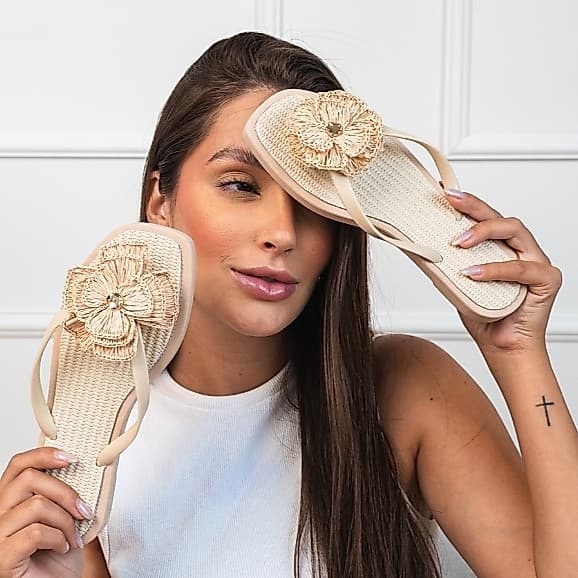 Rasteirinha Feminina Charme Delicada com Flor Palha – Sandália Confortável Estilo Verão