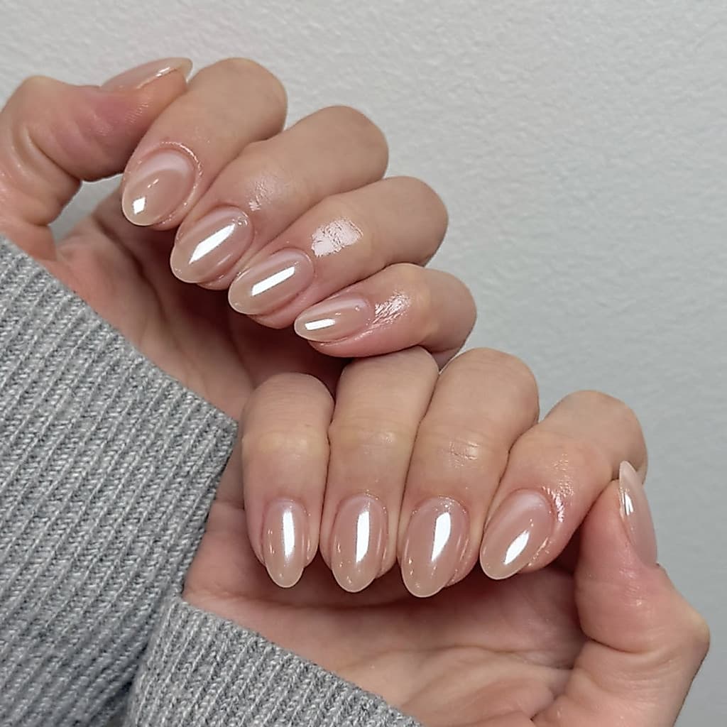 Unhas curtas curtas de amêndoa com revestimento brilhante e pontas de unhas falsas.