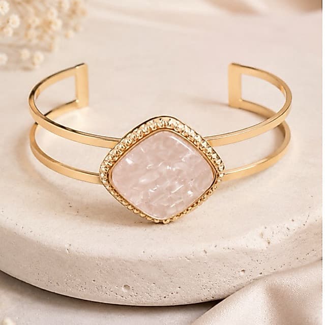 ✨ Elegância Atemporal: Bracelete Rígido com Quartzo Rosa ✨