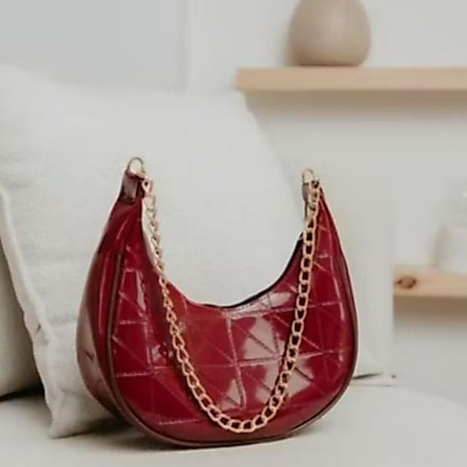 Bolsa Feminina de ombro Meia Lua Verniz Com Alça De Corrente Estilosa Varias Cores