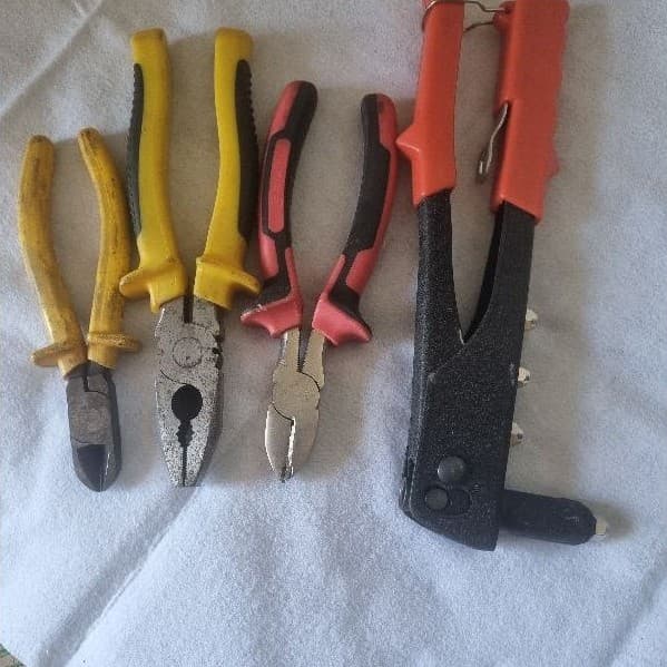 Kit Ferramentas 4 Peças: Alicate Universal, Alicates de Corte e Rebitador Manual Profissional