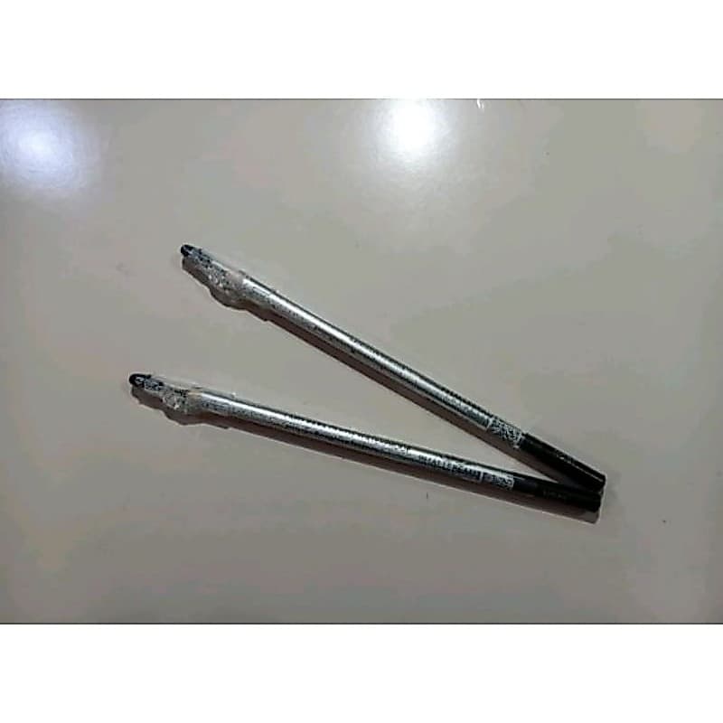 kit com 2 lápis de olho preto com apontador.
