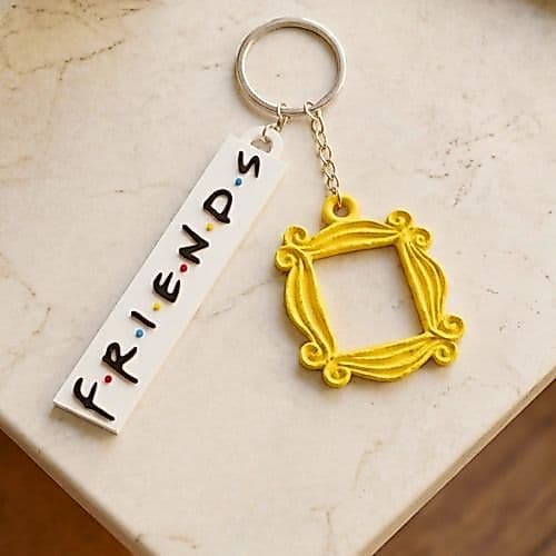Chaveiro Friends Serie Anos 90 Moldura Porta Monica Logo da Série Friends