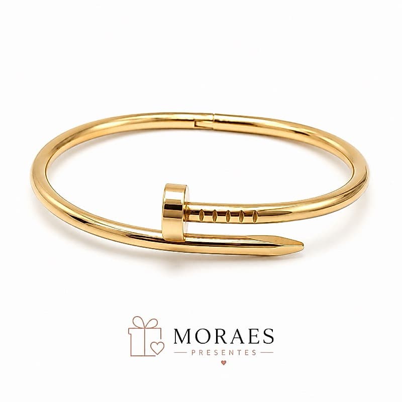 Pulseira feminina dourada estilo prego, elegante e moderna. Acessório perfeito para qualquer ocasião.