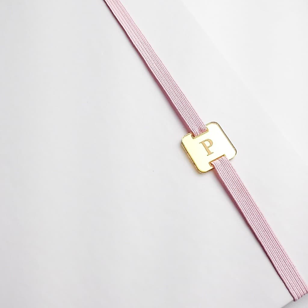 Tag com iniciais com elastico para caderno de disco