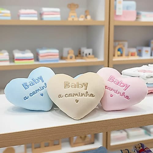 Coraçãozinho De Pélucia Baby A Caminho 15cm Coloridos Cestas e Mimos chá Revelação