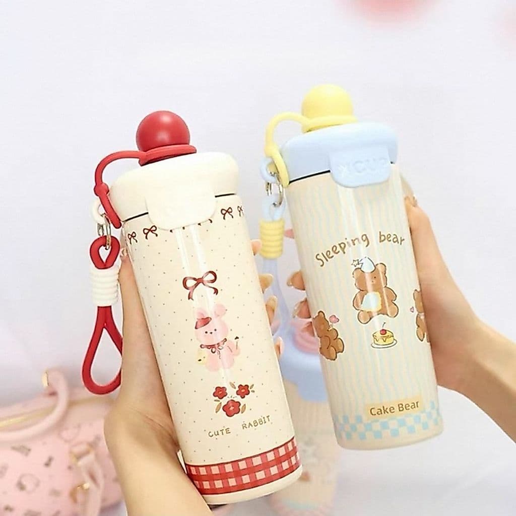 Garrafa Térmica Inox Cup 500ml Fofa com Canudo, Estampas Kawaii, Tampa Antivazamento, Abridor e Alça