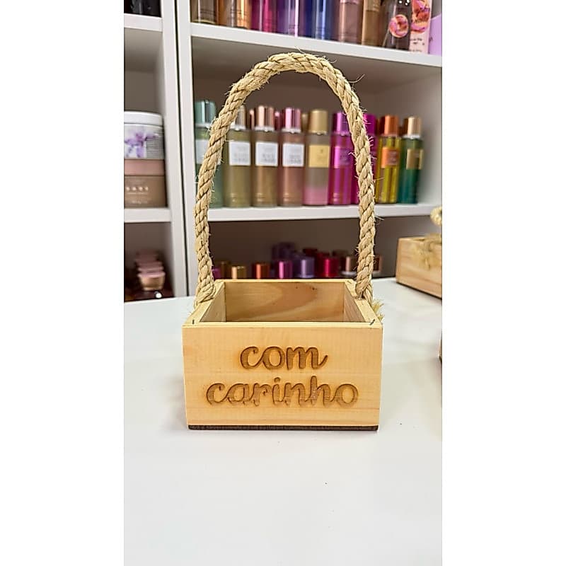Cesta de Madeira Quadrada 13cm com Alça de Sisal Reforçada com Arame Com Escrita Com Carinho