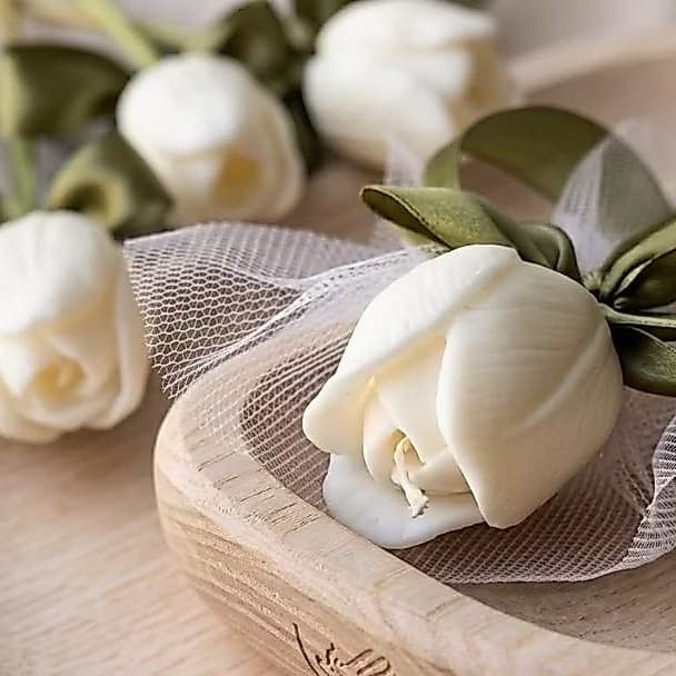 Velas tulipas com tule e laço de fita de cetim