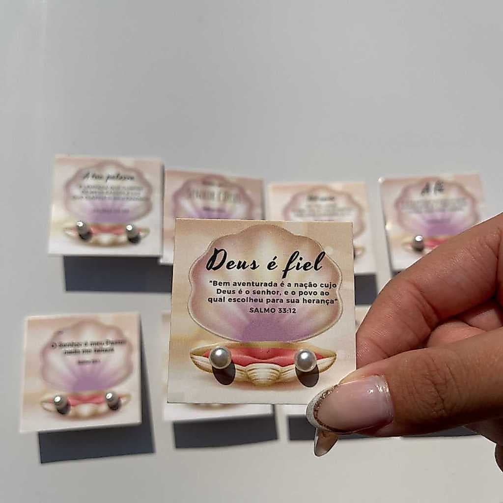 50 Brincos de pérola com Tag Mensagem Bíblica / Lembrancinha Brinde para Cliente