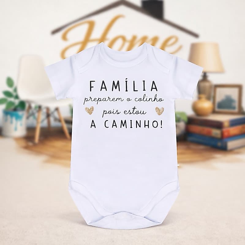 Body Bebê “Família Preparem o Colinho Pois Estou a Caminho” – Anúncio Gravidez