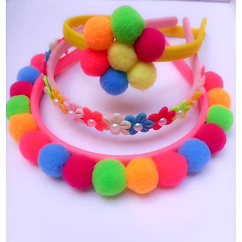 kit 3 Tiaras Com Pompons Grandes Coloridos Florzinhas e Meia Pérola Kit 3 Peças Acessórios de Cabelo Infantil Menina
