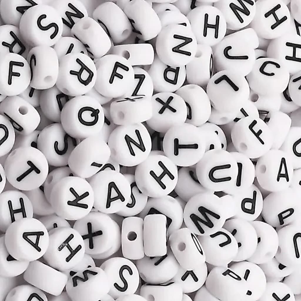 Miçanga letra 1000 Unidades redonda achatada branco e preto 125 gramas