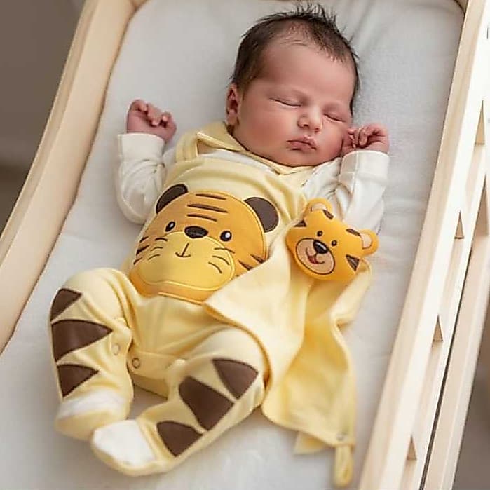 Roupa Bebê Menino Macacão Manga Longa com Naninha Sensação Tigre Bordado Amarelo Tam P