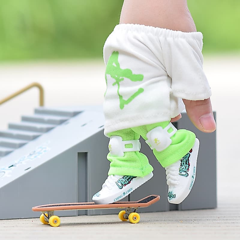 Brinquedo de skate TK Finger, vem com sapatos, calças e Mini ferramentas, adequado como presente.