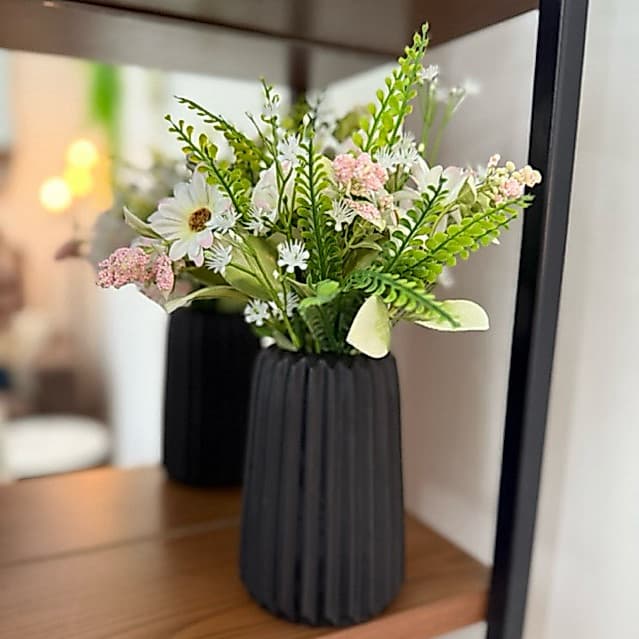 Vaso canelado de gesso com flores artificiais