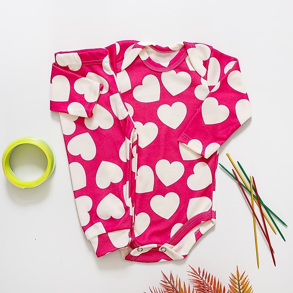 Conjunto Bebê Suedine Antialérgico Pagão Body e Calça Longo Coração