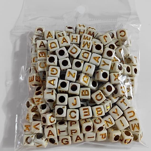 Entremeio Quadrado Letra Infantil 6 mm  Branco com letras Douradas - aprox. 200 Peças