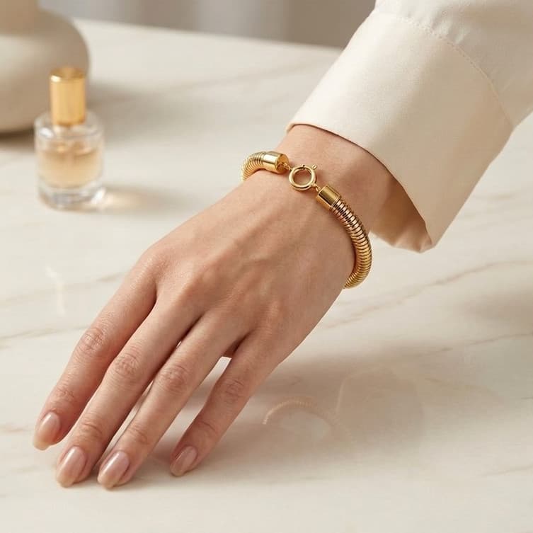 Pulseira Feminina Dourada Snake Elo Mola Flexível Elegante com Fecho Boia.