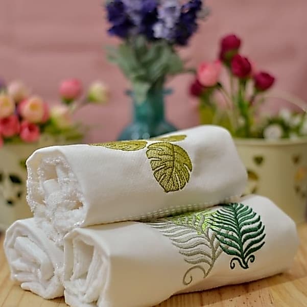 kit com 3  toalhas de lavabo brancas aveludadas elegantes  com  bordadas tema folhas. lavabo elegância, presente chique.