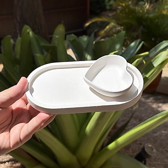 Bandeja Oval Media e Coraçãozinho - Feita à Mão em Cimento Ecológico | Organizador Minimalista