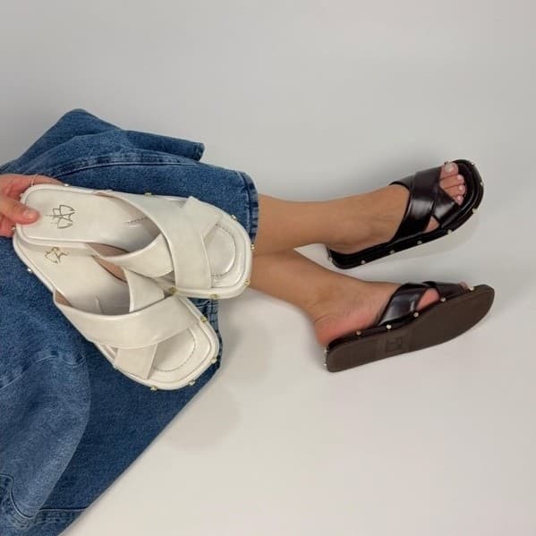 Sandália Flat Feminina com Aplicações Metálicas | Conforto e Estilo