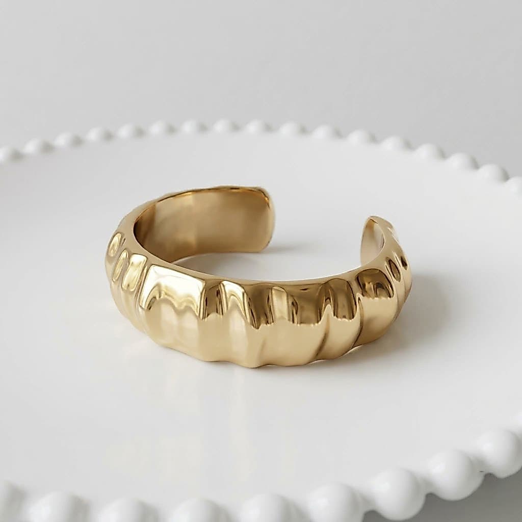 Bracelete Estilo Minimalista Metalizado - Acessório Fashion Leve e Confortável - Disponível em Dourado e Prata