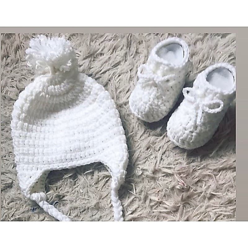 kit Touquinha Gorro Pompom + Sapatinho Botinha Crochê Outono Inverno Baby Infantil Batizado Dia a dia  Presente Reborn