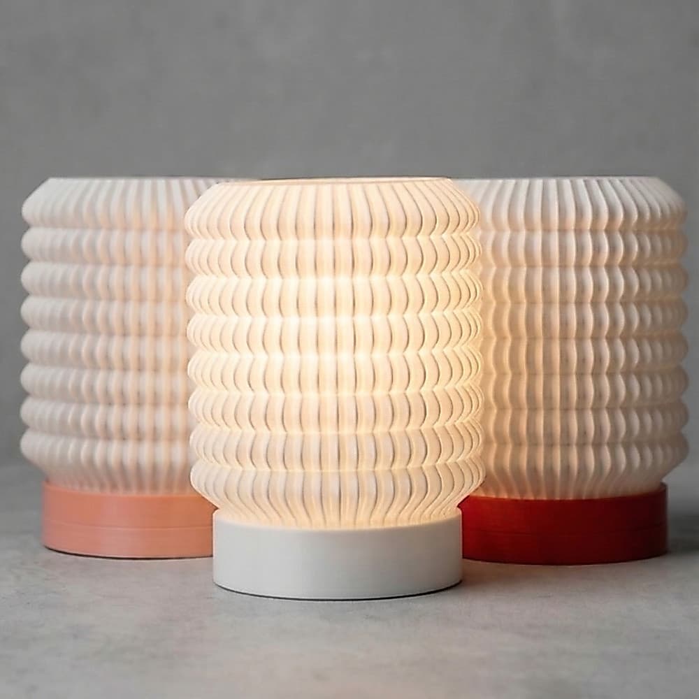 Luminária de Mesa Abajur Yuna Design Moderno Minimalista 3D LED Decorativa Quarto Sala Bivolt Muvia