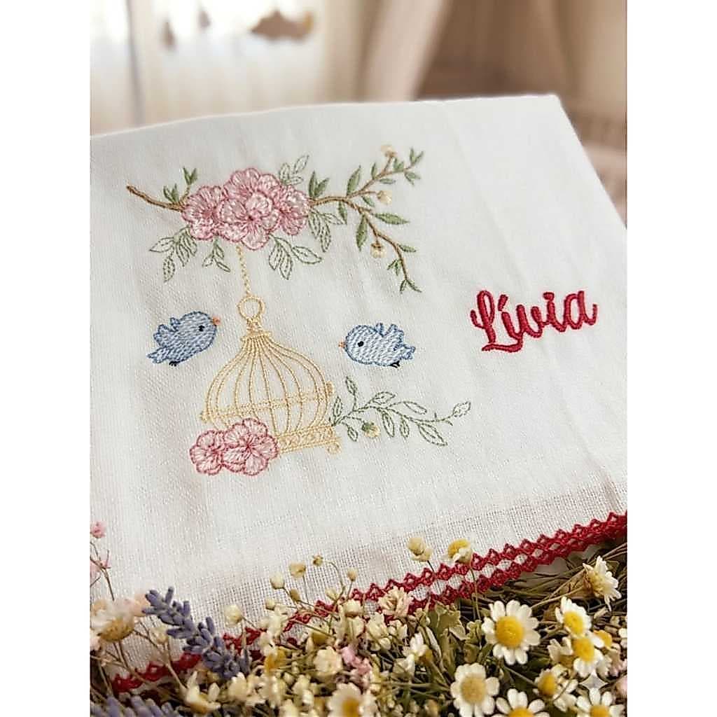 Fralda de Passeio bordada Enxoval Bebê Menina Nome Personalizado Gaiola Passarinho