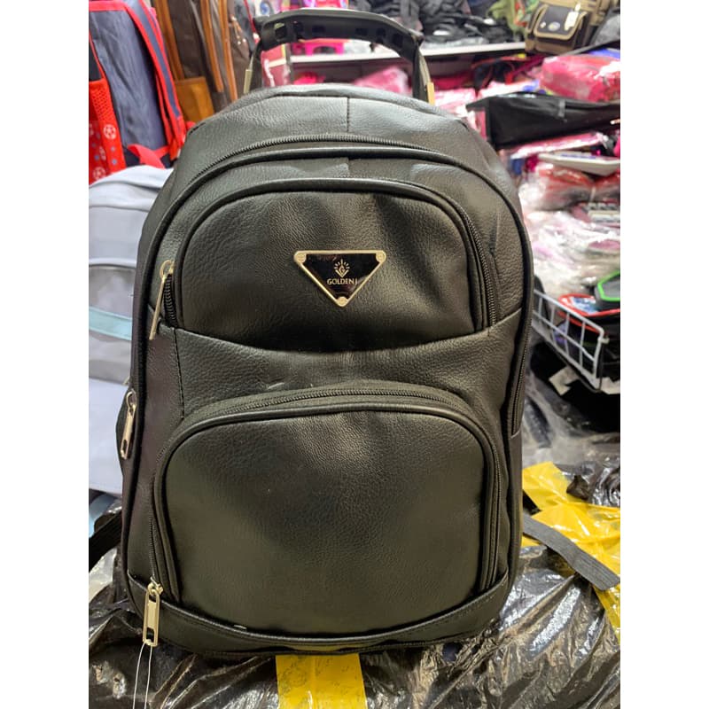 MOCHILA PRETA DE COURO SINTÉTICO