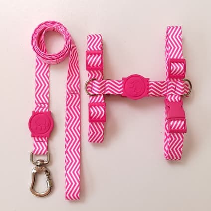 Peitoral H Anti-Puxão para Cachorros - Rosa Listrado com Detalhes em Rosa