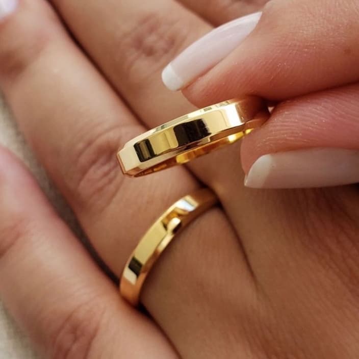 Par De Aliança Fina De Casamento Noivado Chanfrada Lisa Dourada Banhada 18KPar De Aliança Fina De Casamento Noivado Chanfrada Lisa Dourada Banhada 18K