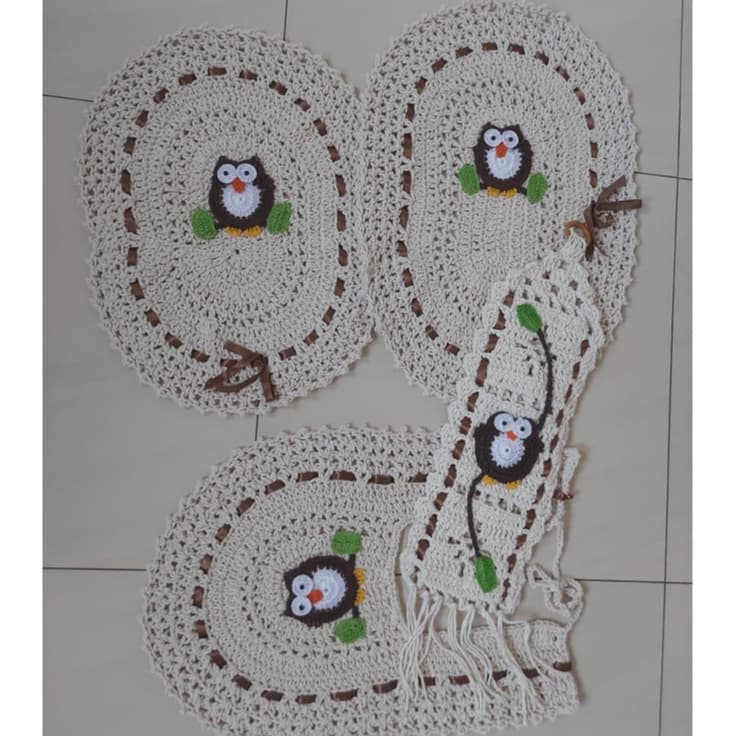 Jogo de Tapetes de Banheiro + Porta Papel Higiênico em Crochê Bordado com Fitas - Coruja - 4 pçs
