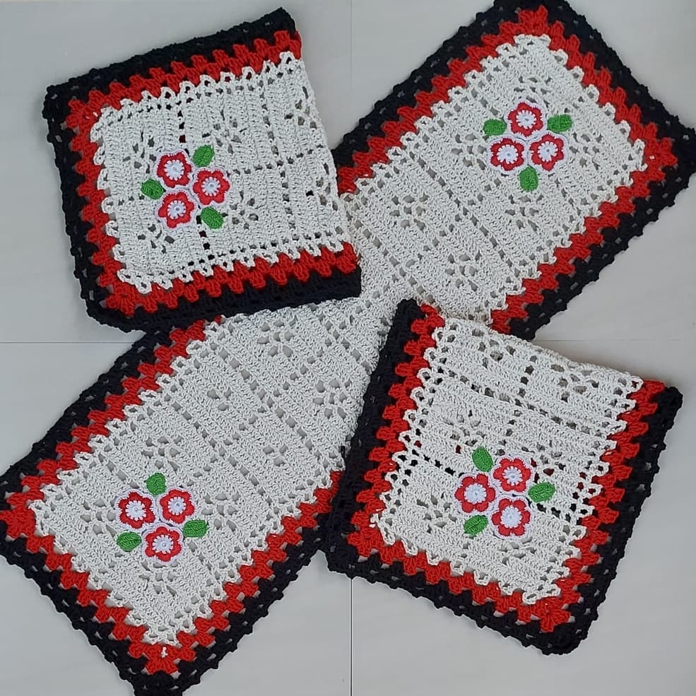 Jogo de Passadeira em Crochê Borda Colorida/Flor Linha - Tapete Cozinha- Vermelho e Preto - 3 pçs